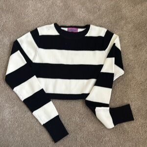Black & white crop sweater. Xsmall sweater with soft sweater